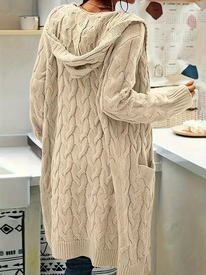 Kuschelige Strickjacke in Midilänge aus Zopfmuster