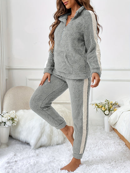 Gemütliches Pyjama-Set für Frauen aus Plüsch