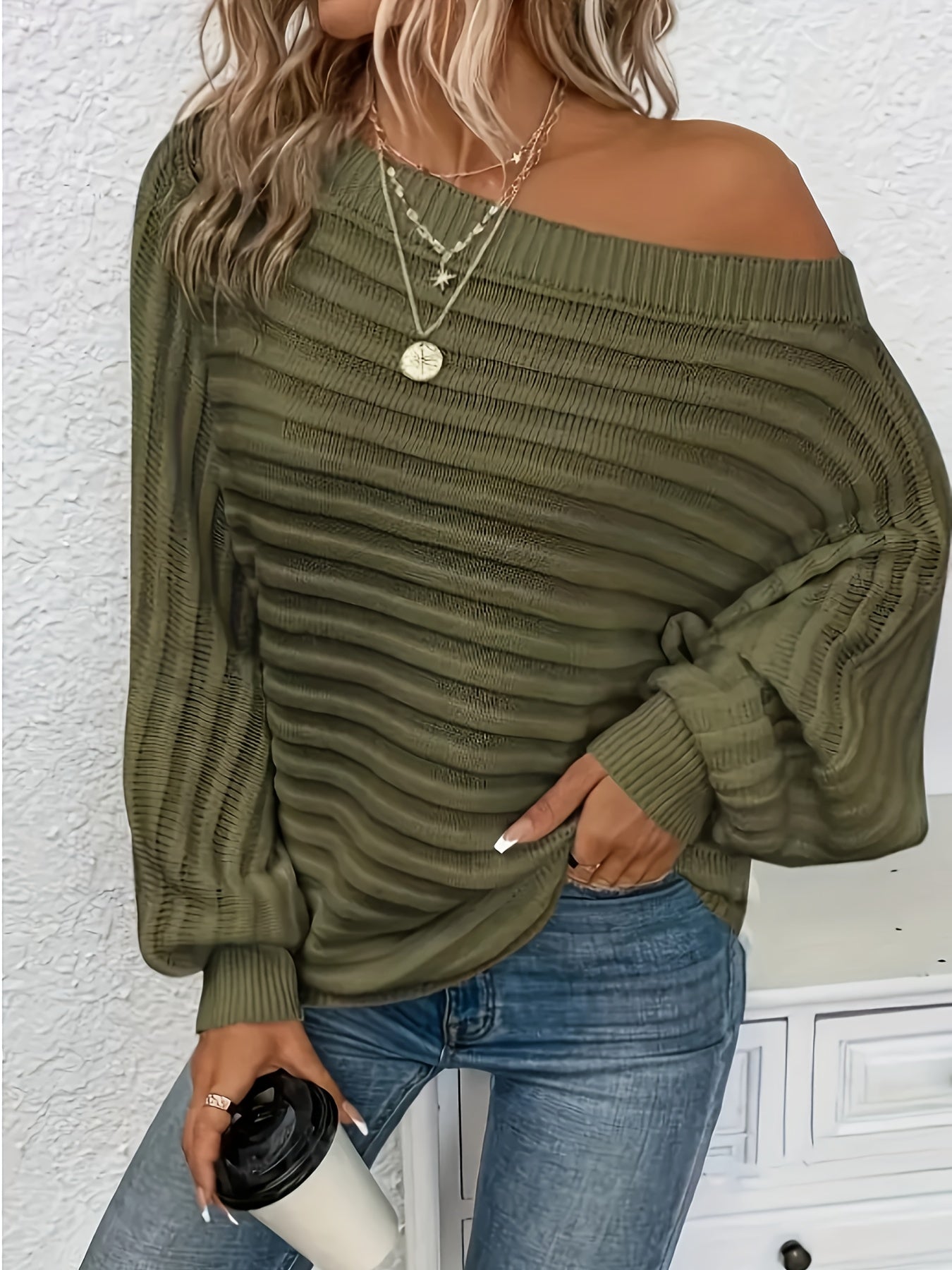 Eleganter asymmetrischer Pullover mit Cold Shoulder