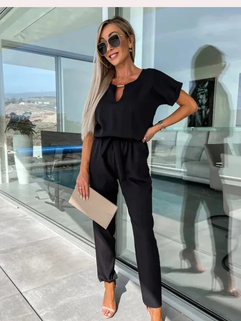 Eleganter Jumpsuit mit kurzen Ärmeln und Schleife vorne