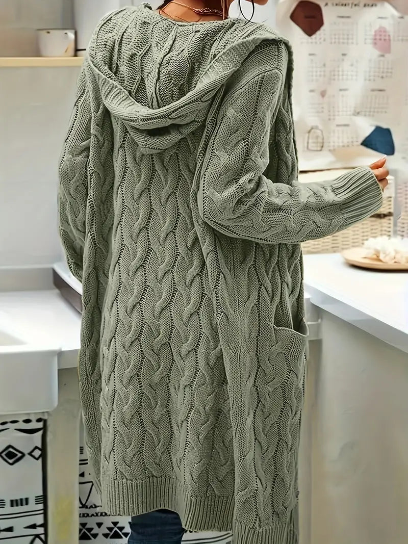 Kuschelige Strickjacke in Midilänge aus Zopfmuster