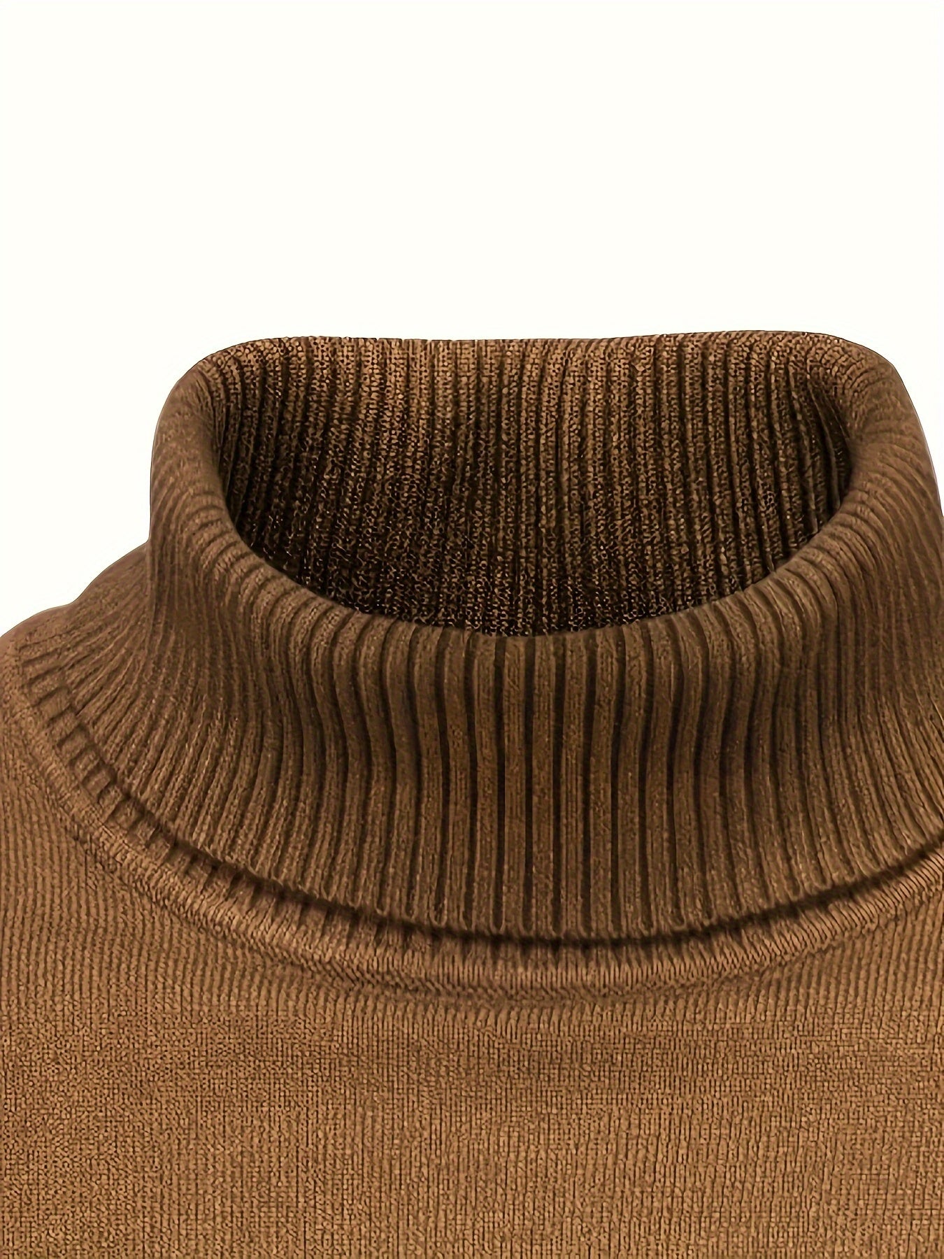 Vielseitiger Herrenstrickpullover mit hohem Kragen für kalte Tage