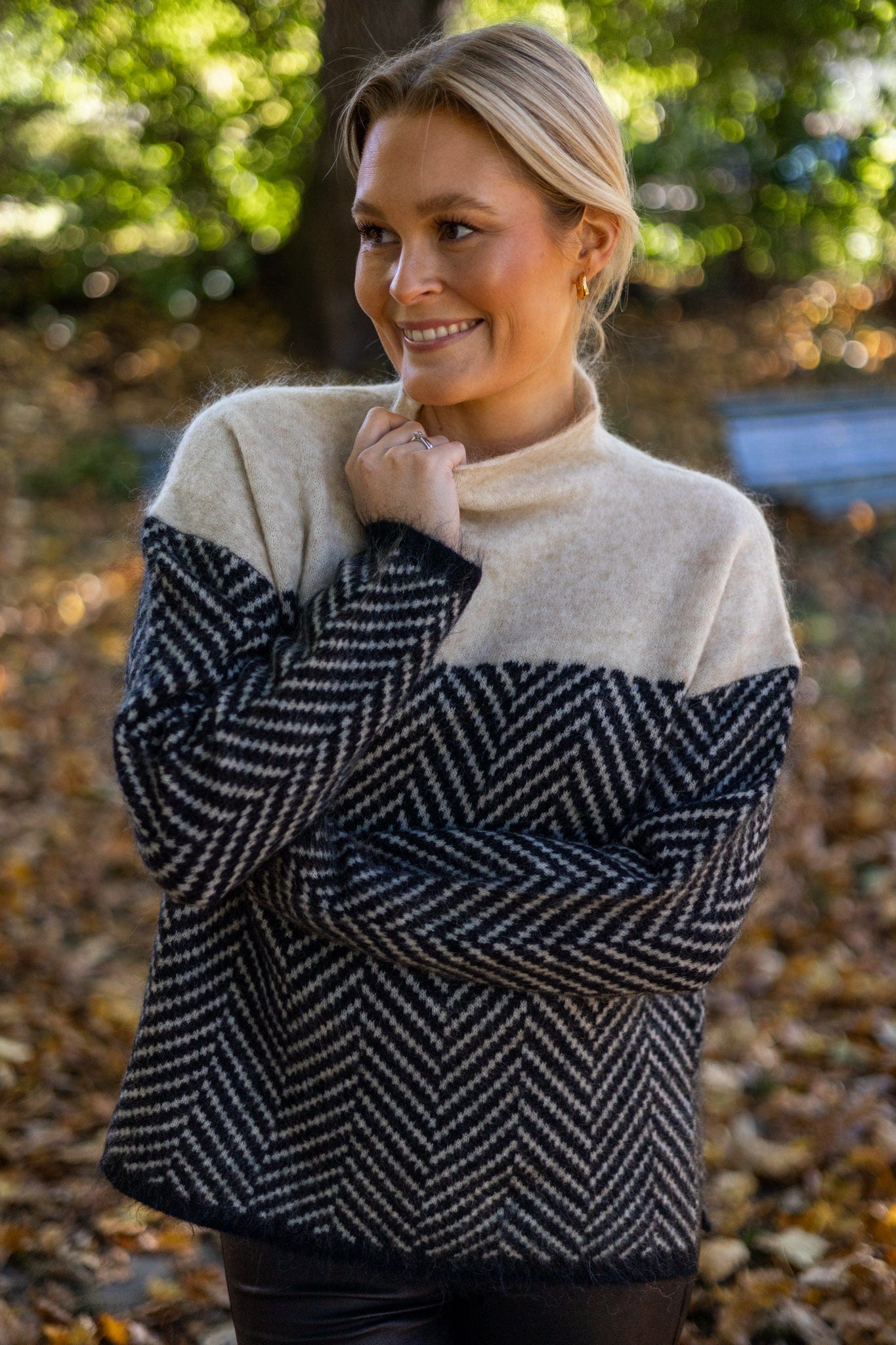 Luxuriöser Damen-Rollkragenpullover mit Zweifarbdesign