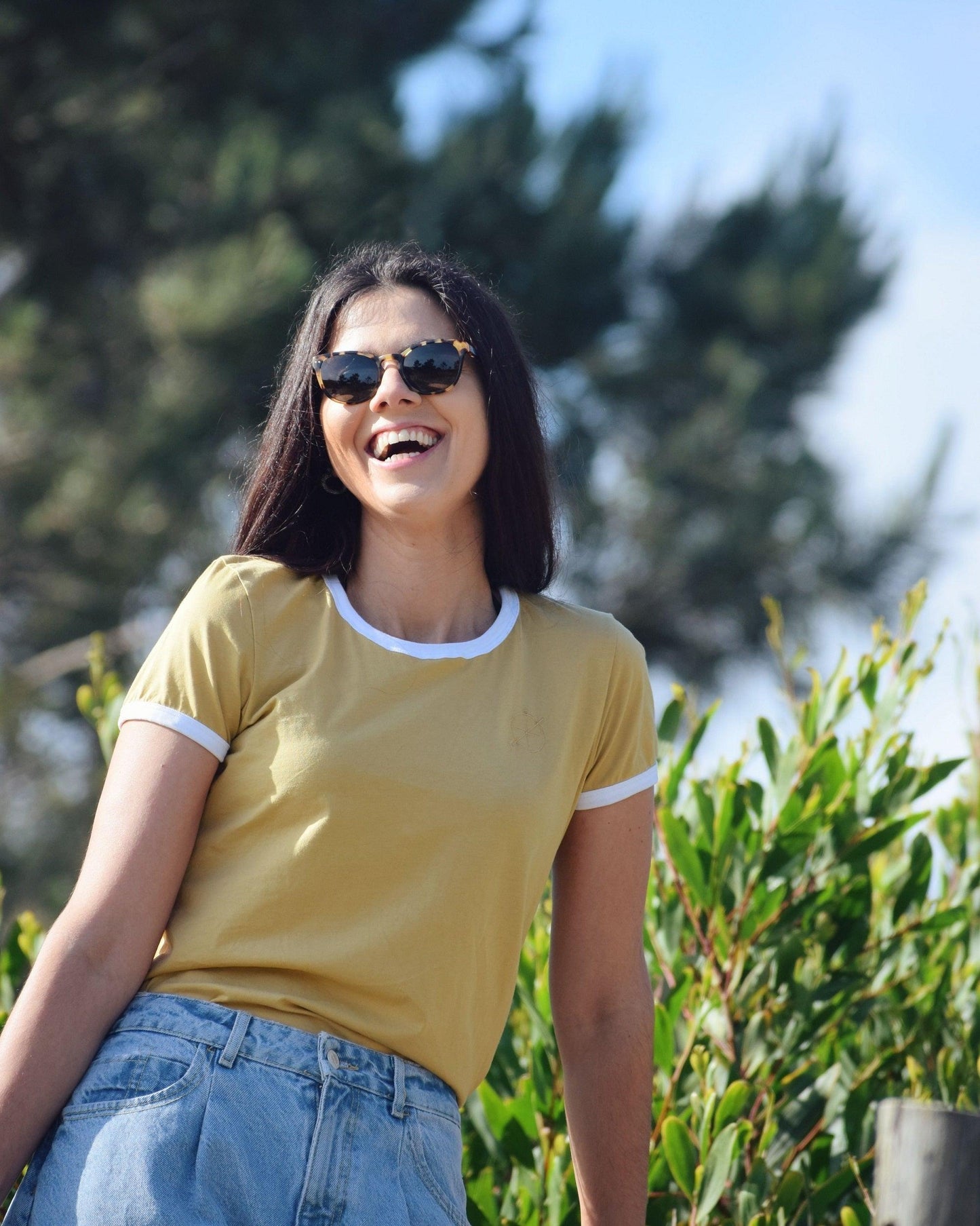 Klassisches senffarbenes T-Shirt mit Rundhalsausschnitt für Frauen